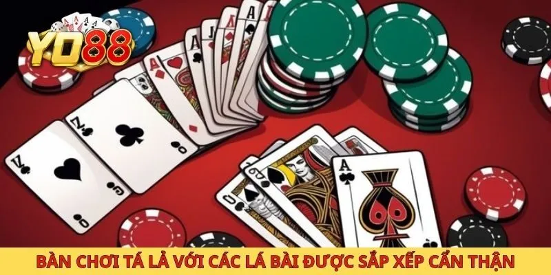 Bàn chơi tá lả với các lá bài được sắp xếp cẩn thận
