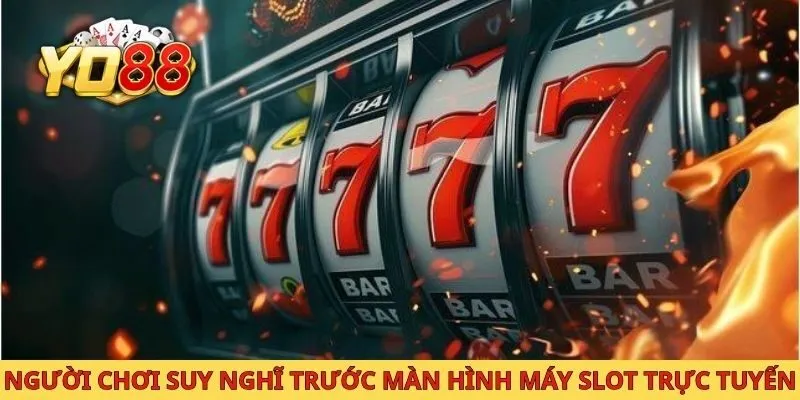 Người chơi suy nghĩ trước màn hình máy slot trực tuyến